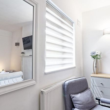 Luxury 3-Bed Apartment Near To London With Parking Hornchurch ภายนอก รูปภาพ