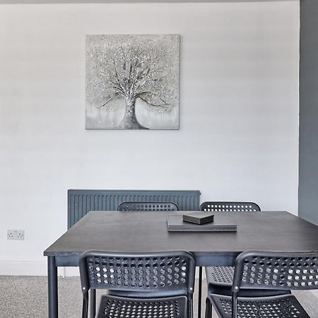 Luxury 3-Bed Apartment Near To London With Parking Hornchurch ภายนอก รูปภาพ