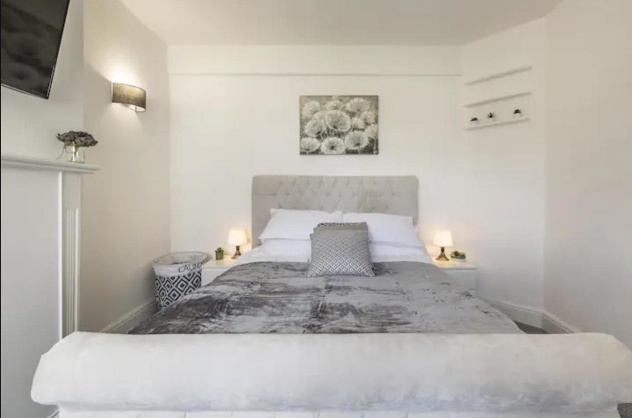 Luxury 3-Bed Apartment Near To London With Parking Hornchurch ภายนอก รูปภาพ