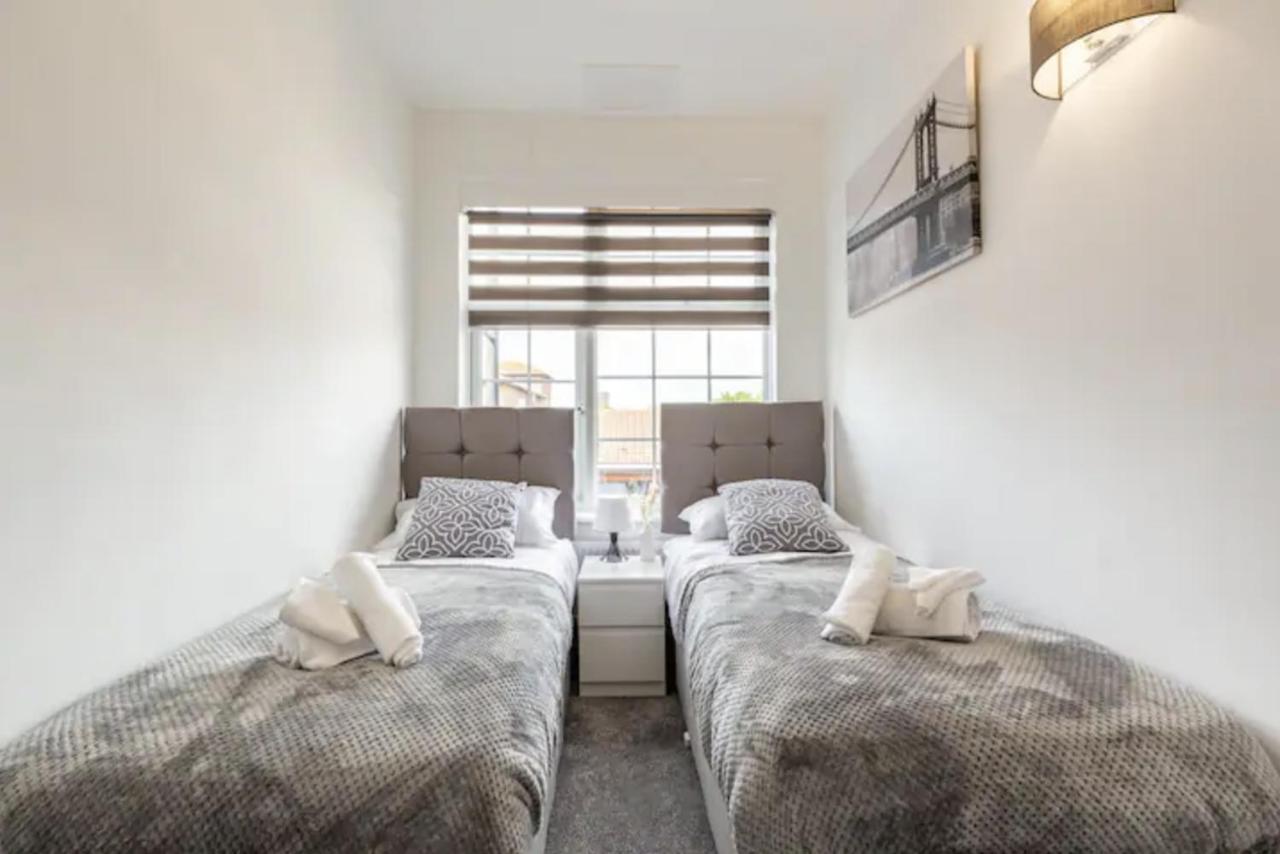 Luxury 3-Bed Apartment Near To London With Parking Hornchurch ภายนอก รูปภาพ