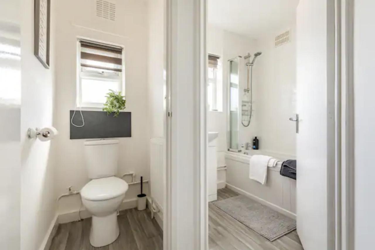 Luxury 3-Bed Apartment Near To London With Parking Hornchurch ภายนอก รูปภาพ