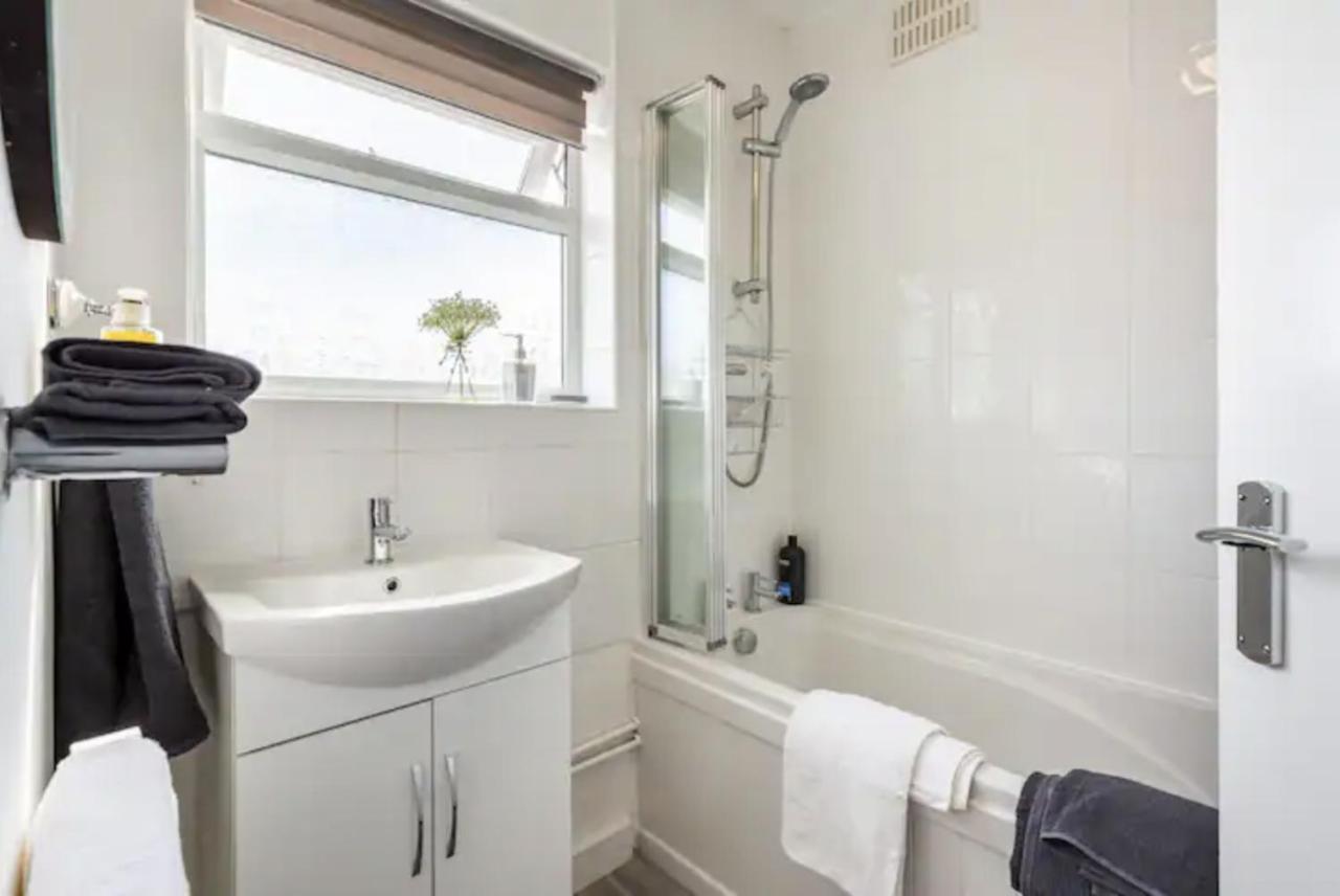 Luxury 3-Bed Apartment Near To London With Parking Hornchurch ภายนอก รูปภาพ