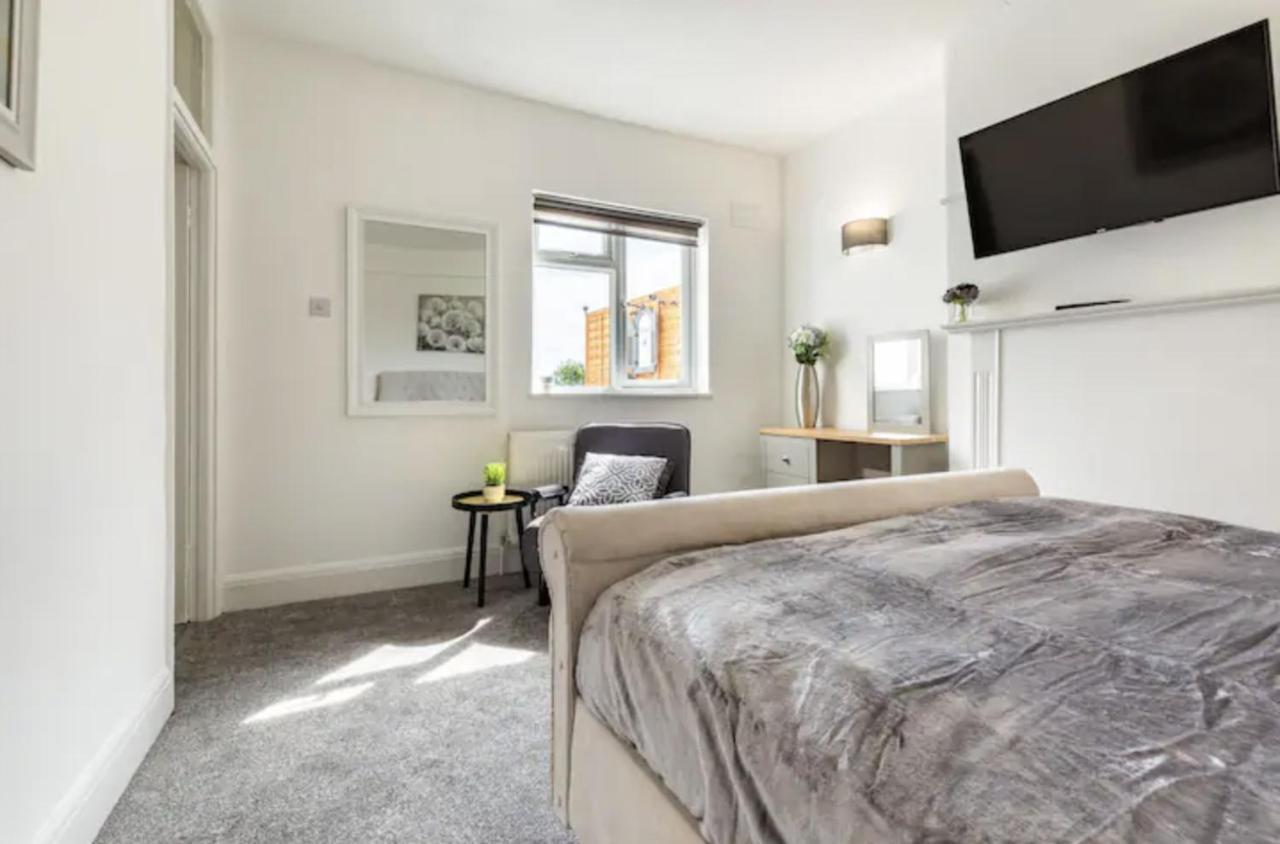 Luxury 3-Bed Apartment Near To London With Parking Hornchurch ภายนอก รูปภาพ
