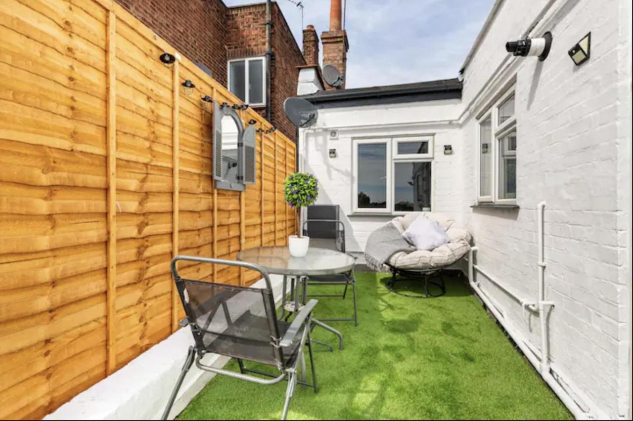 Luxury 3-Bed Apartment Near To London With Parking Hornchurch ภายนอก รูปภาพ
