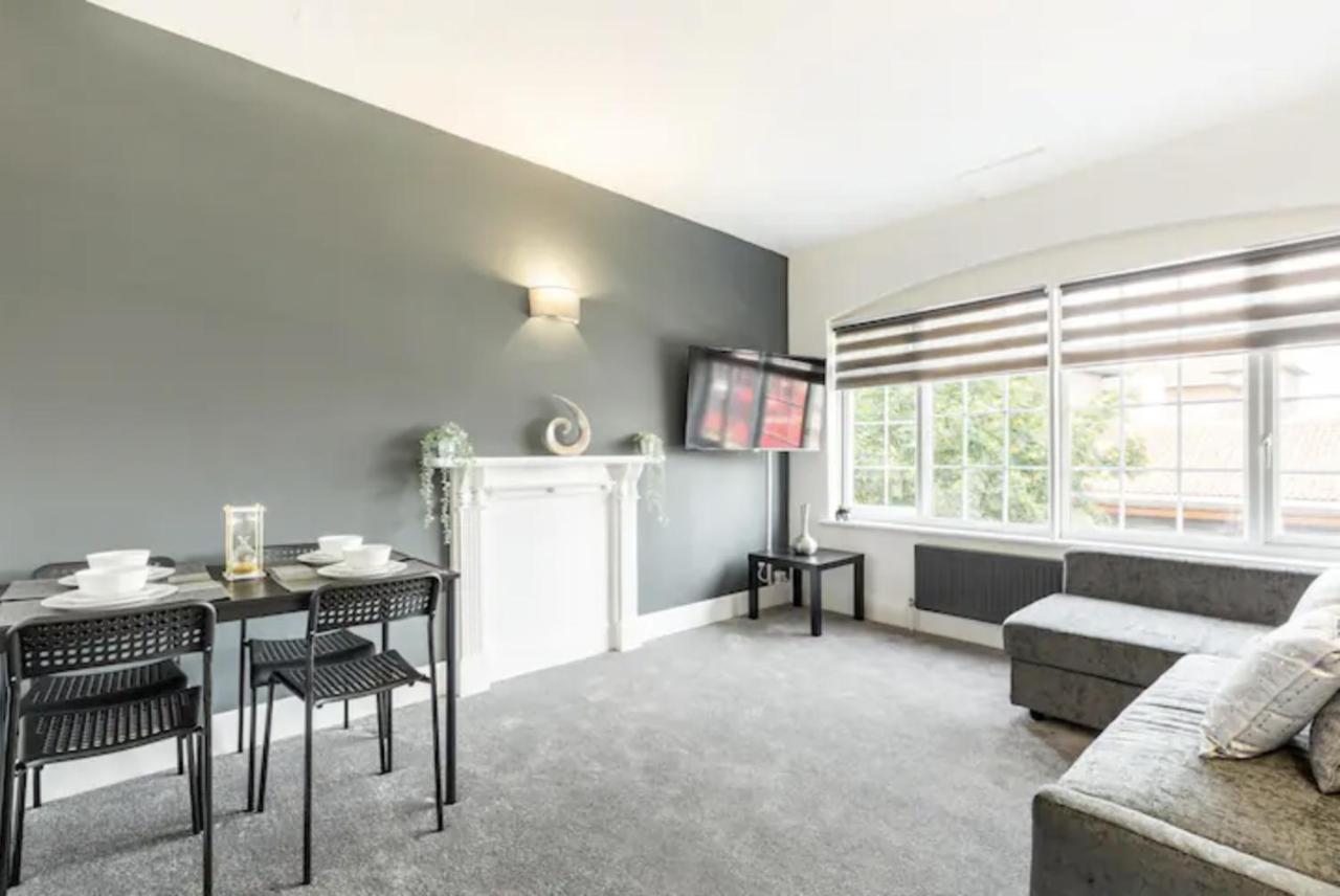 Luxury 3-Bed Apartment Near To London With Parking Hornchurch ภายนอก รูปภาพ