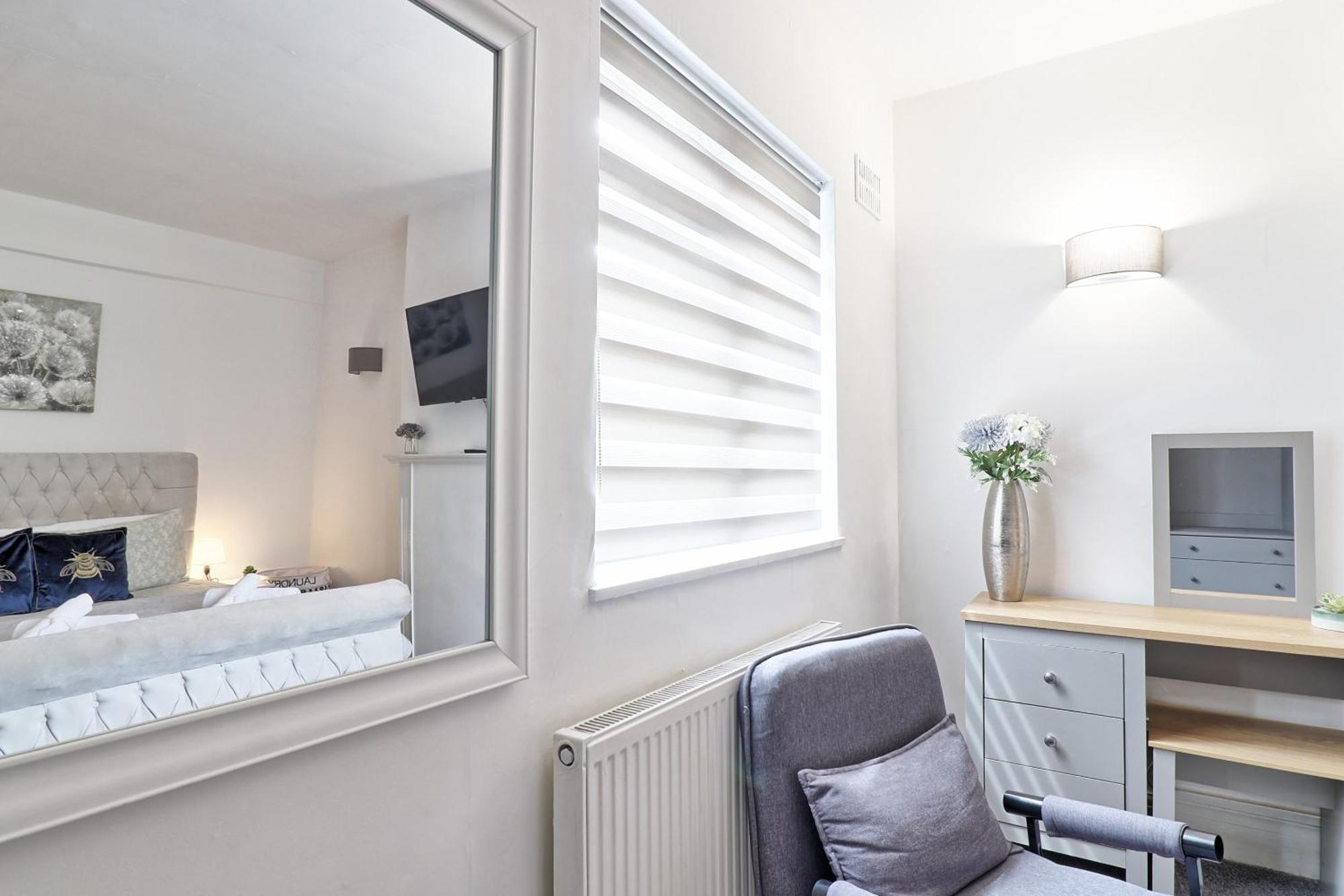 Luxury 3-Bed Apartment Near To London With Parking Hornchurch ภายนอก รูปภาพ