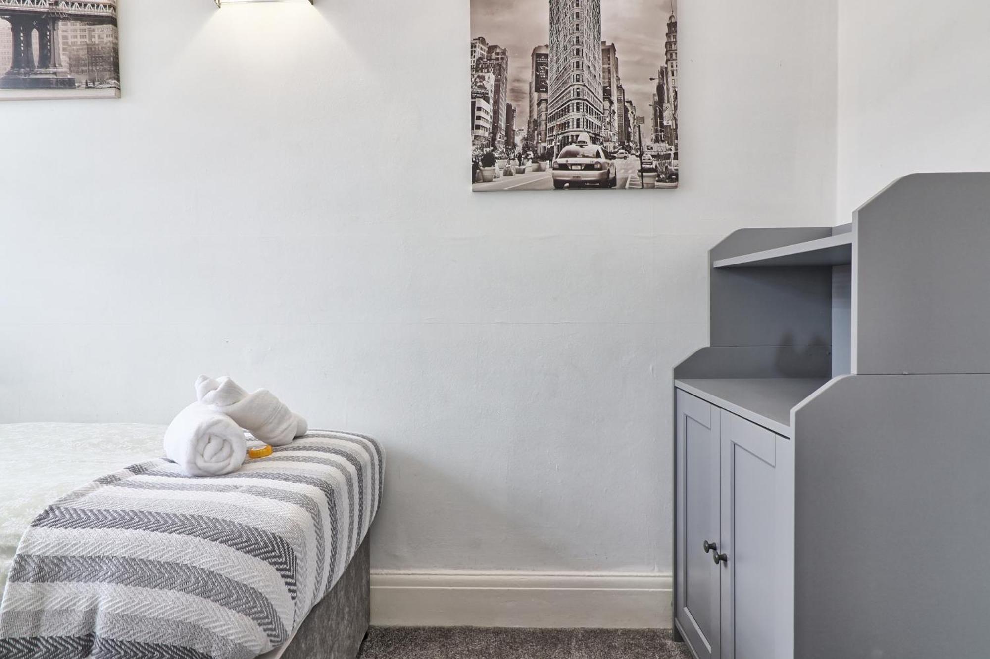 Luxury 3-Bed Apartment Near To London With Parking Hornchurch ภายนอก รูปภาพ