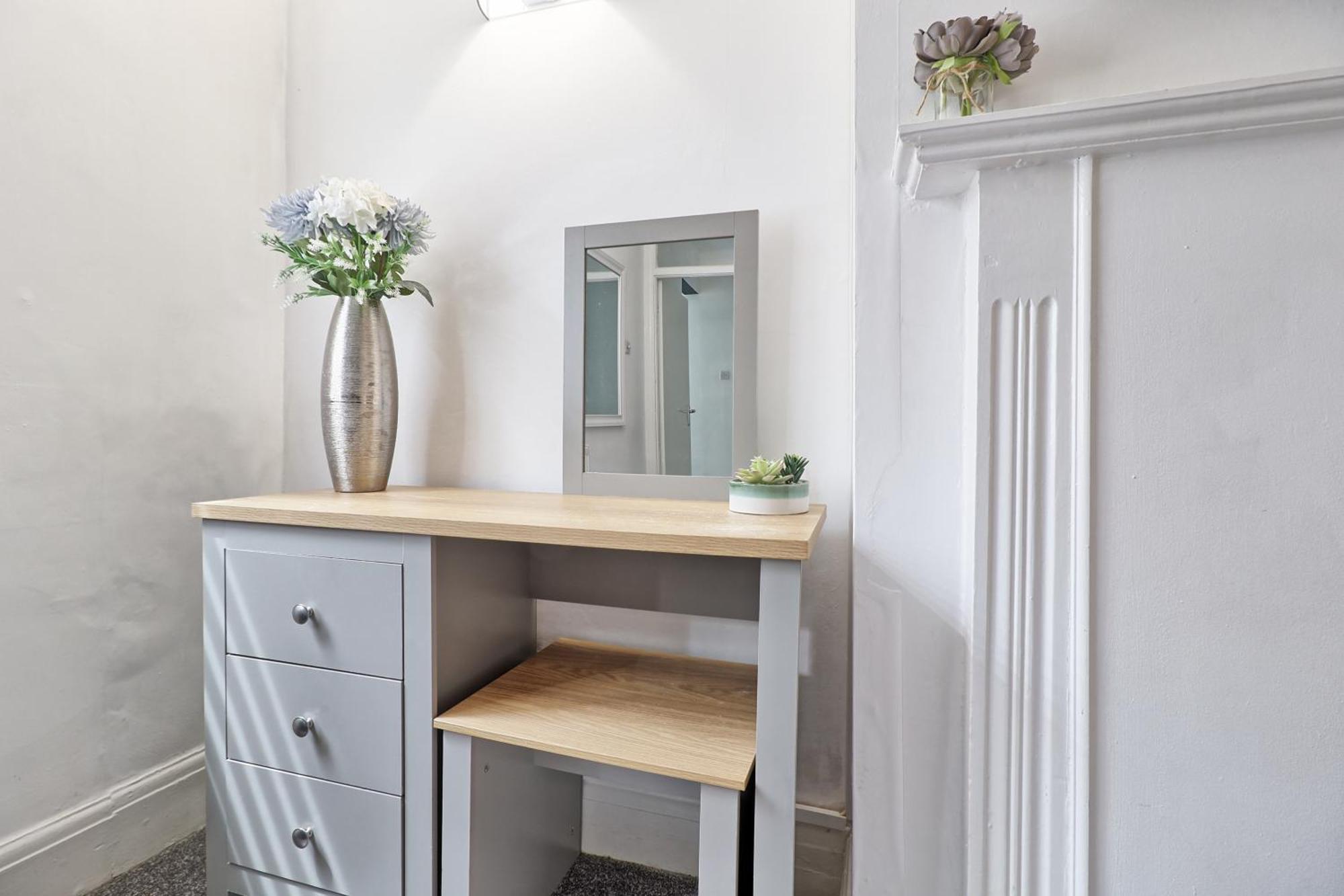 Luxury 3-Bed Apartment Near To London With Parking Hornchurch ภายนอก รูปภาพ