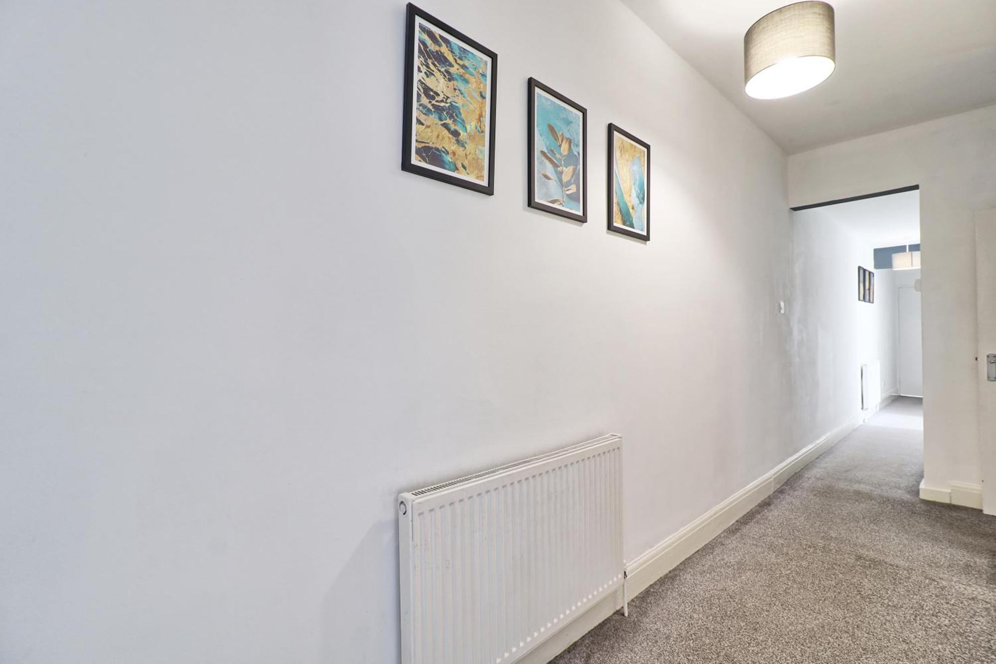 Luxury 3-Bed Apartment Near To London With Parking Hornchurch ภายนอก รูปภาพ