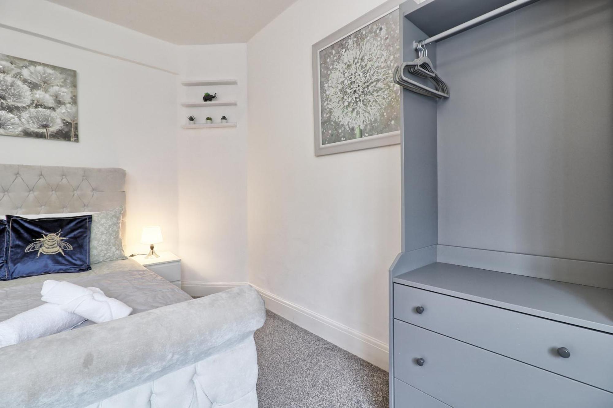 Luxury 3-Bed Apartment Near To London With Parking Hornchurch ภายนอก รูปภาพ
