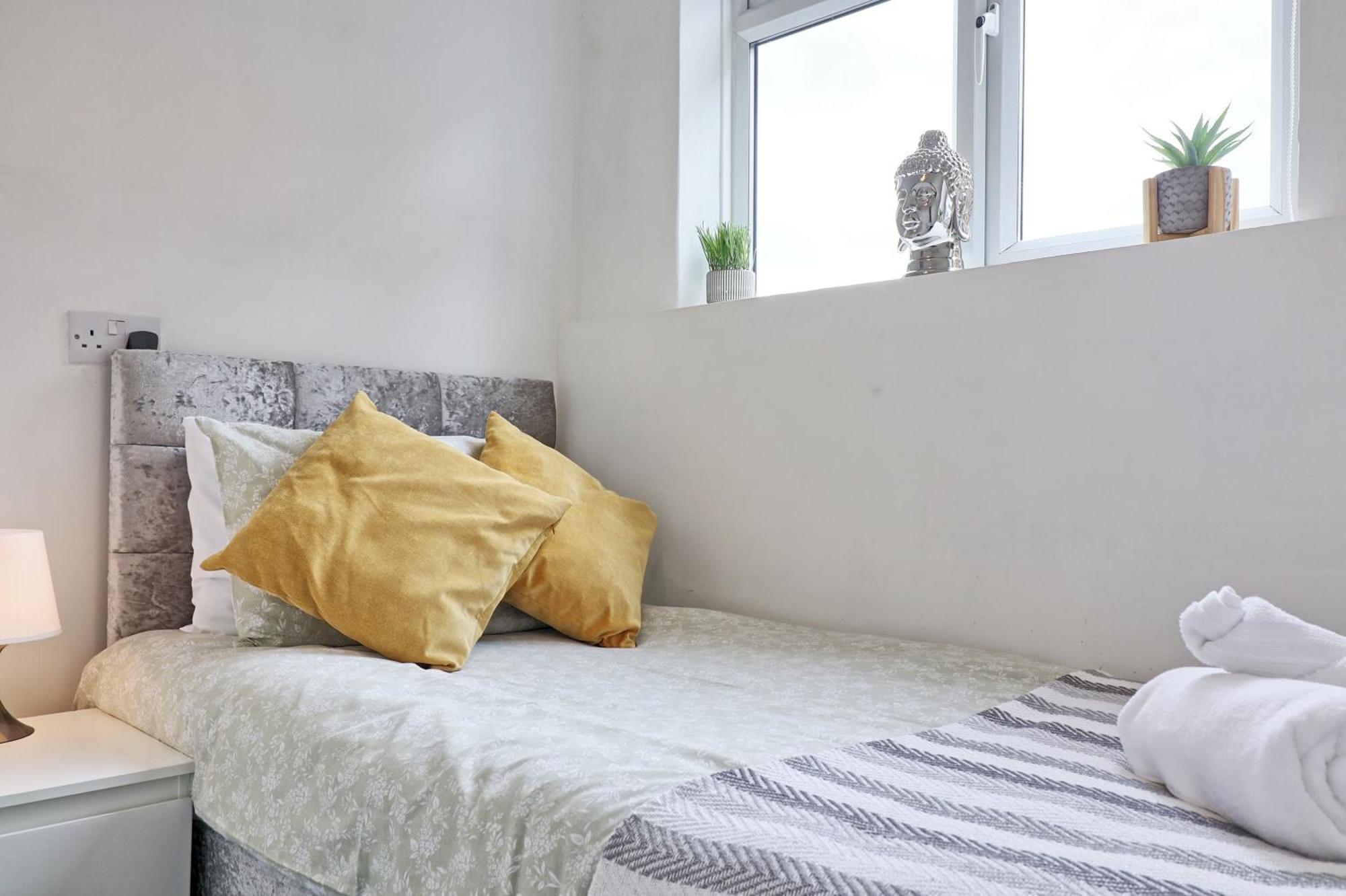 Luxury 3-Bed Apartment Near To London With Parking Hornchurch ภายนอก รูปภาพ