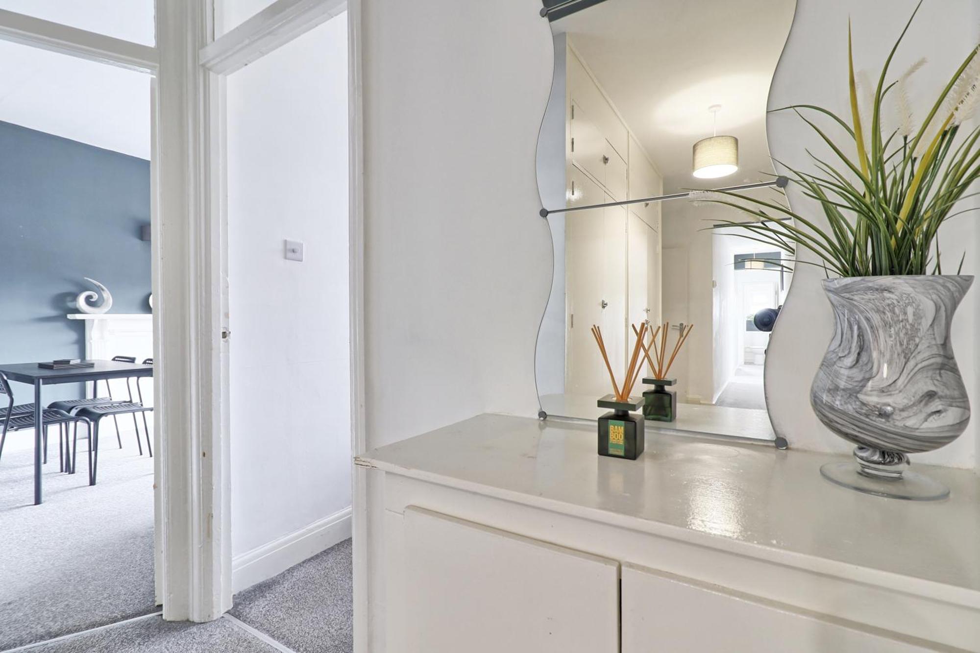 Luxury 3-Bed Apartment Near To London With Parking Hornchurch ภายนอก รูปภาพ