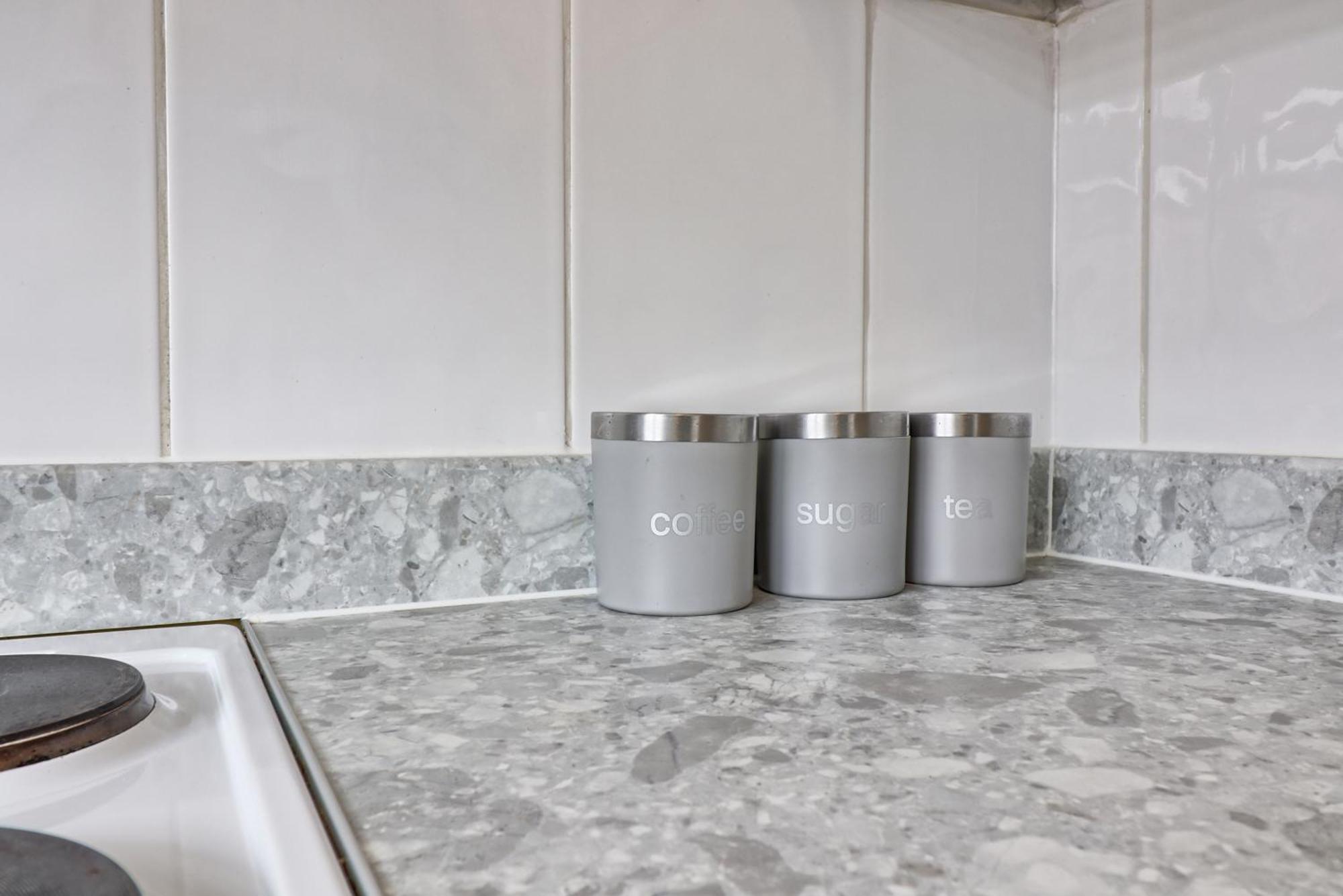 Luxury 3-Bed Apartment Near To London With Parking Hornchurch ภายนอก รูปภาพ