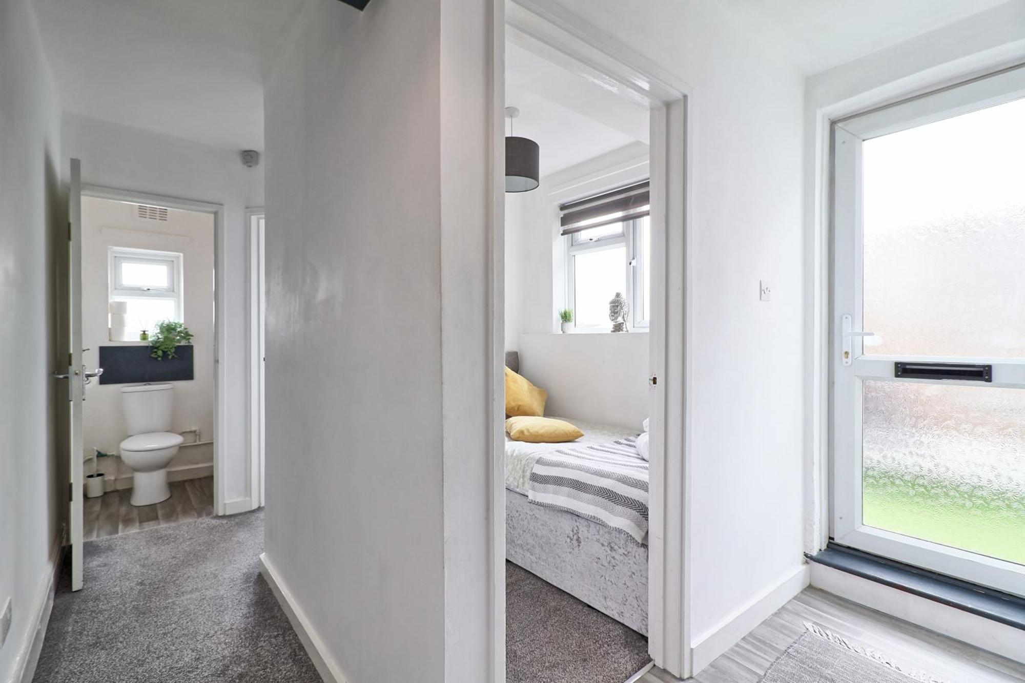 Luxury 3-Bed Apartment Near To London With Parking Hornchurch ภายนอก รูปภาพ