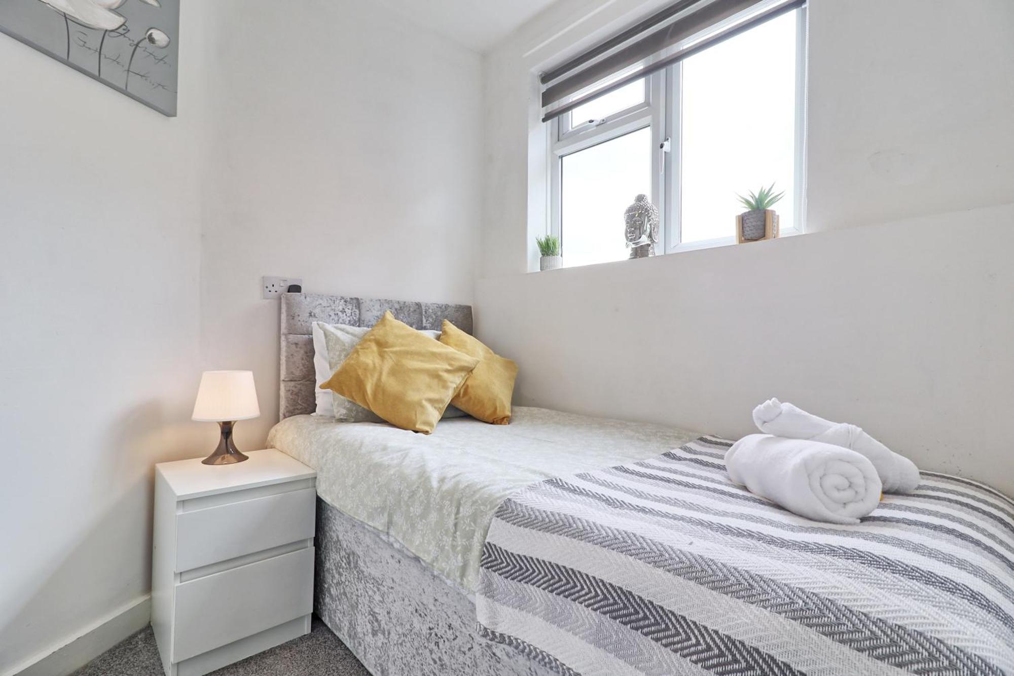 Luxury 3-Bed Apartment Near To London With Parking Hornchurch ภายนอก รูปภาพ