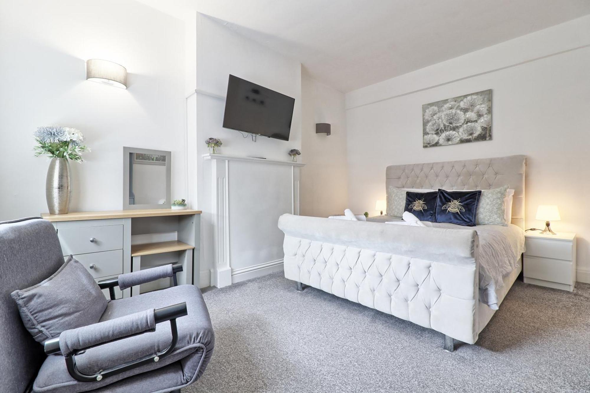 Luxury 3-Bed Apartment Near To London With Parking Hornchurch ภายนอก รูปภาพ
