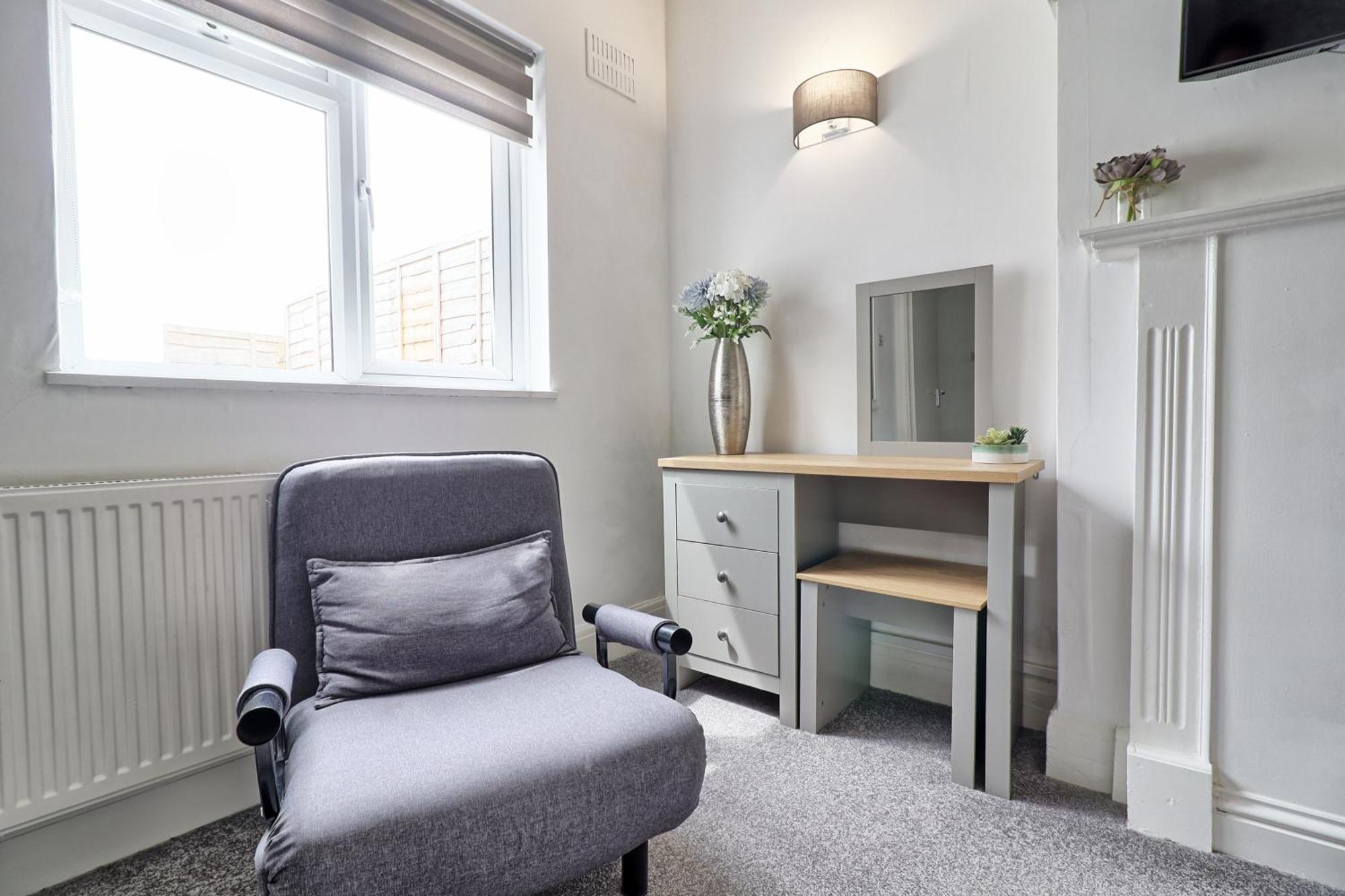 Luxury 3-Bed Apartment Near To London With Parking Hornchurch ภายนอก รูปภาพ