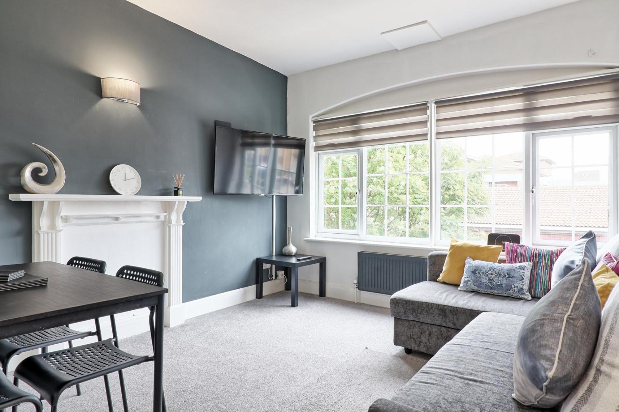 Luxury 3-Bed Apartment Near To London With Parking Hornchurch ภายนอก รูปภาพ