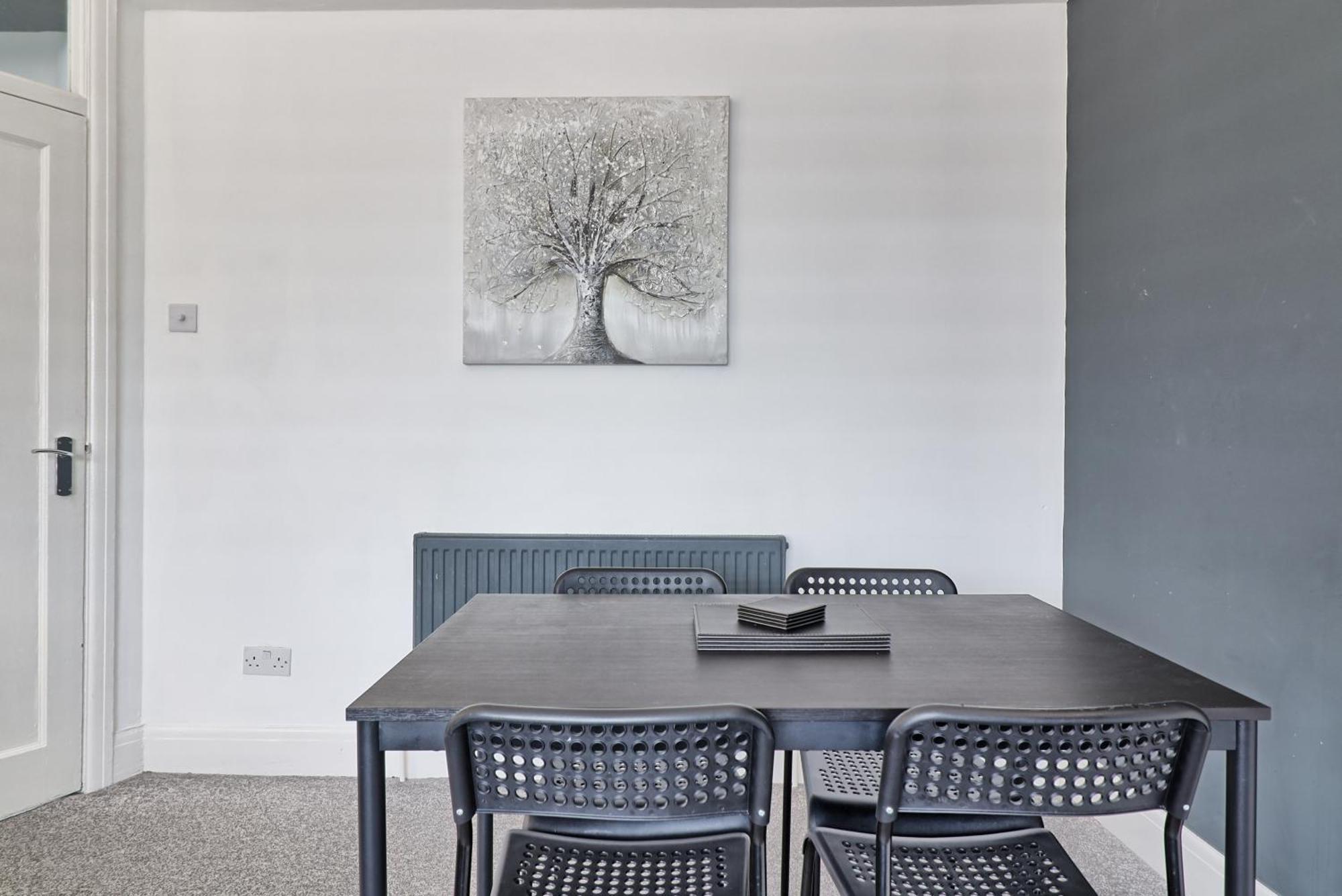 Luxury 3-Bed Apartment Near To London With Parking Hornchurch ภายนอก รูปภาพ
