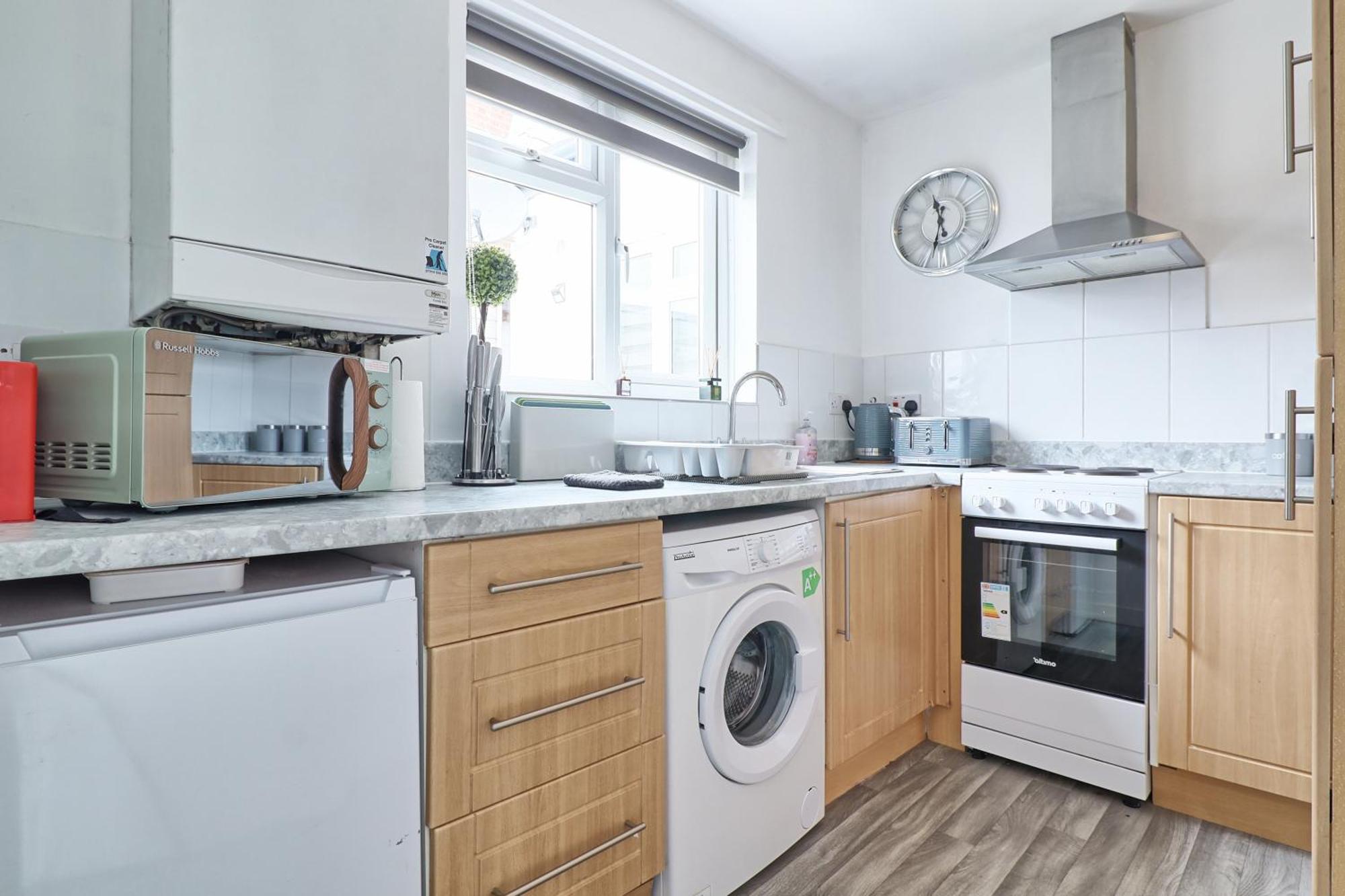 Luxury 3-Bed Apartment Near To London With Parking Hornchurch ภายนอก รูปภาพ