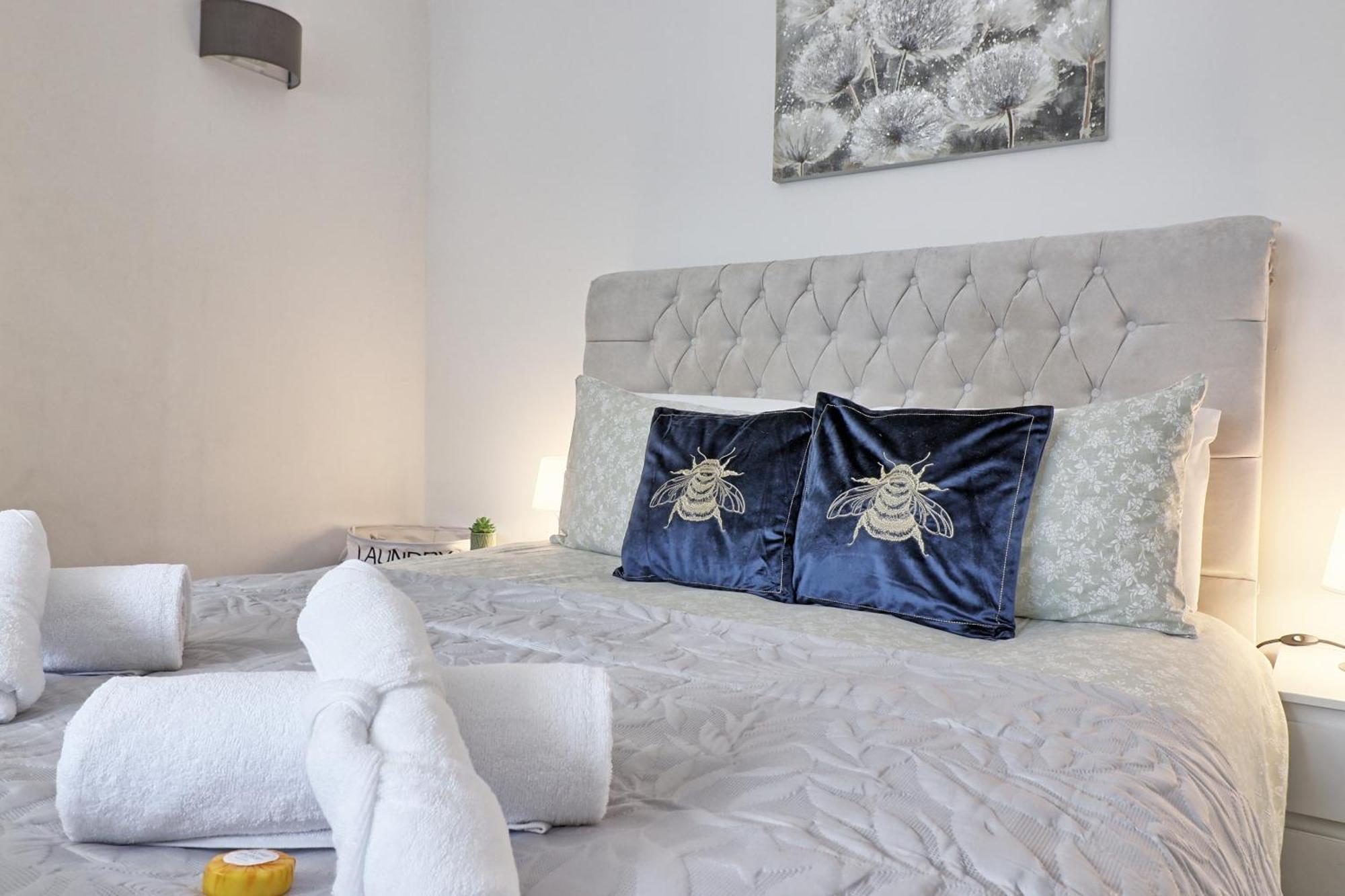 Luxury 3-Bed Apartment Near To London With Parking Hornchurch ภายนอก รูปภาพ