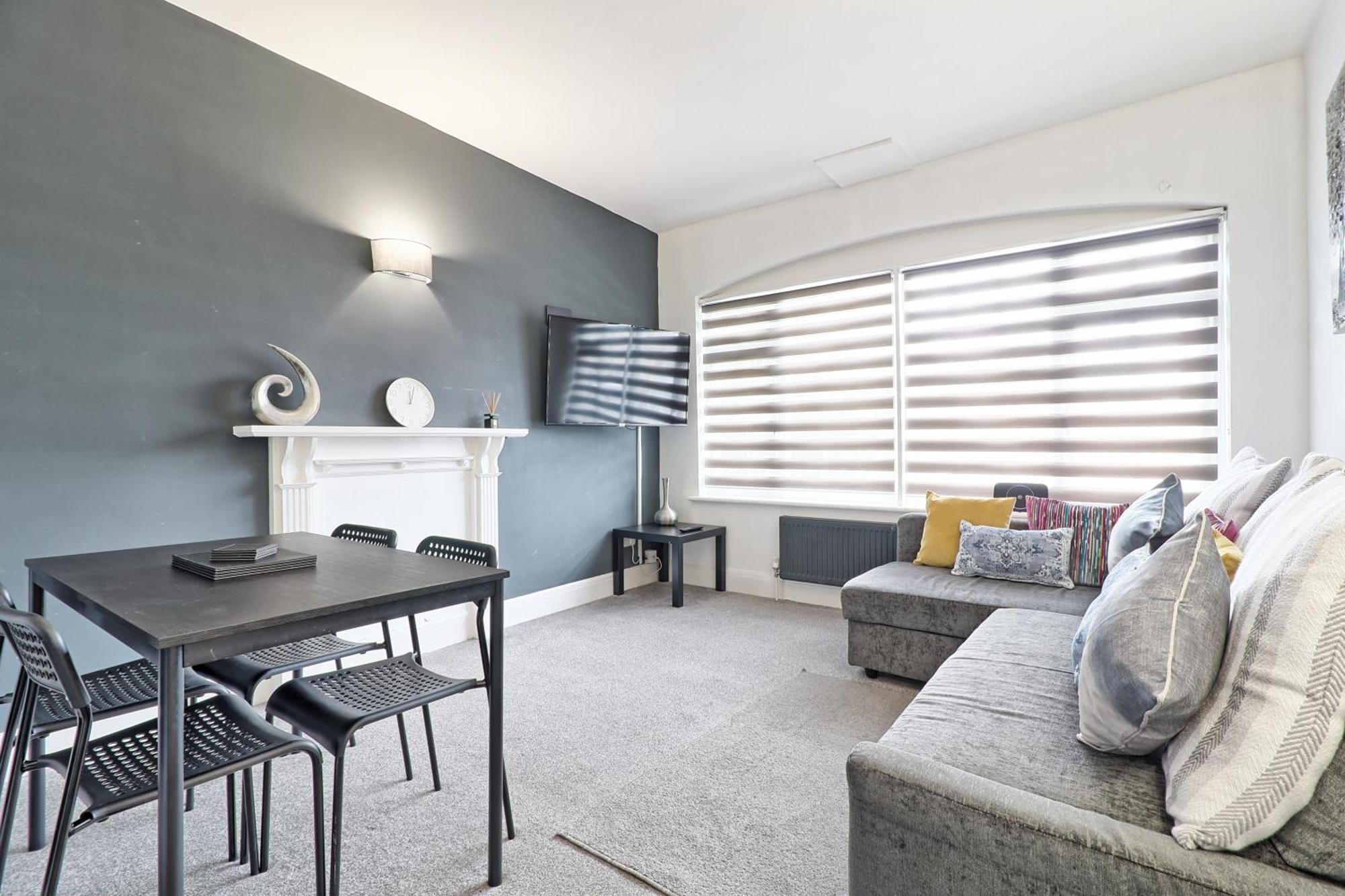 Luxury 3-Bed Apartment Near To London With Parking Hornchurch ภายนอก รูปภาพ