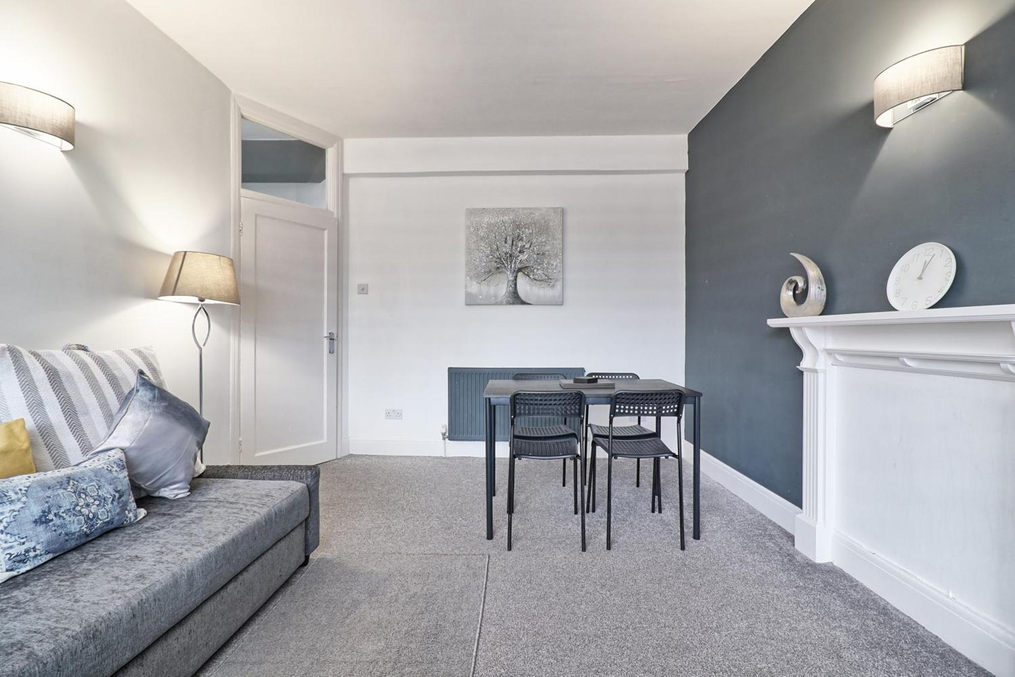 Luxury 3-Bed Apartment Near To London With Parking Hornchurch ภายนอก รูปภาพ