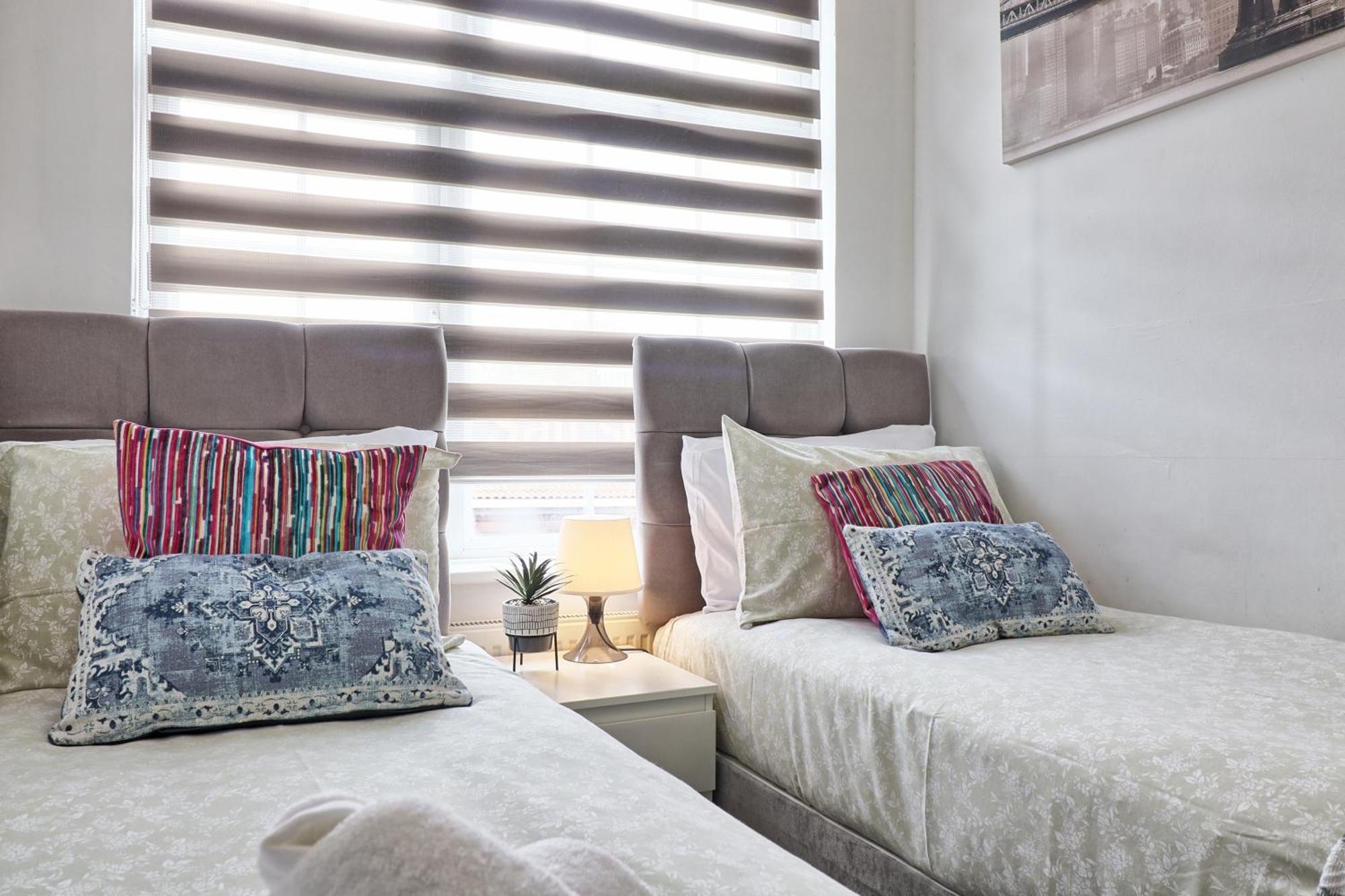 Luxury 3-Bed Apartment Near To London With Parking Hornchurch ภายนอก รูปภาพ