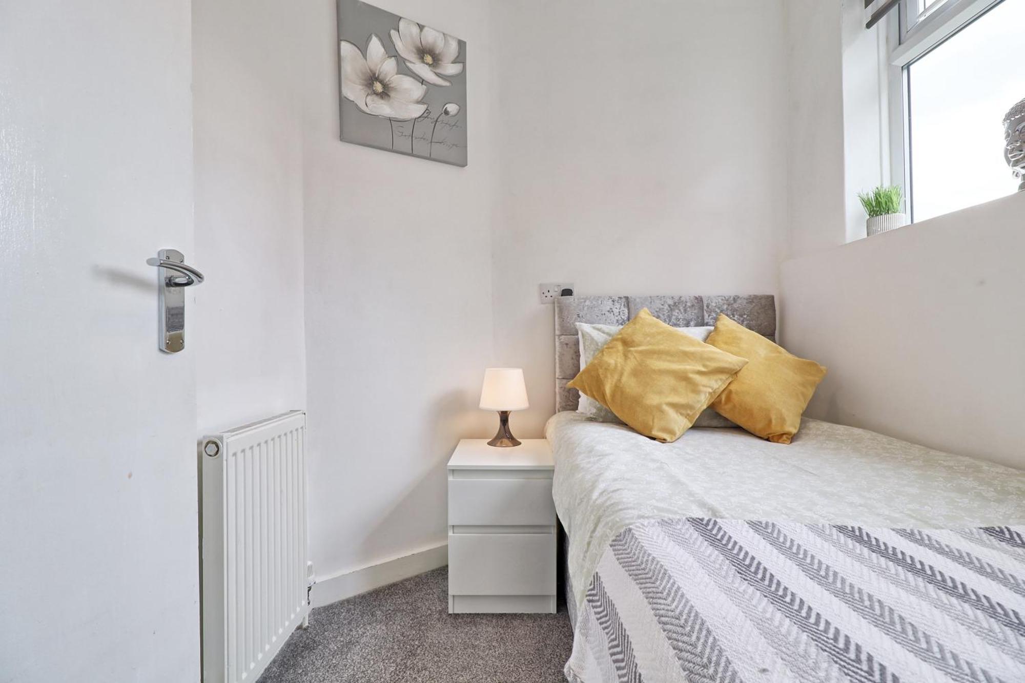 Luxury 3-Bed Apartment Near To London With Parking Hornchurch ภายนอก รูปภาพ