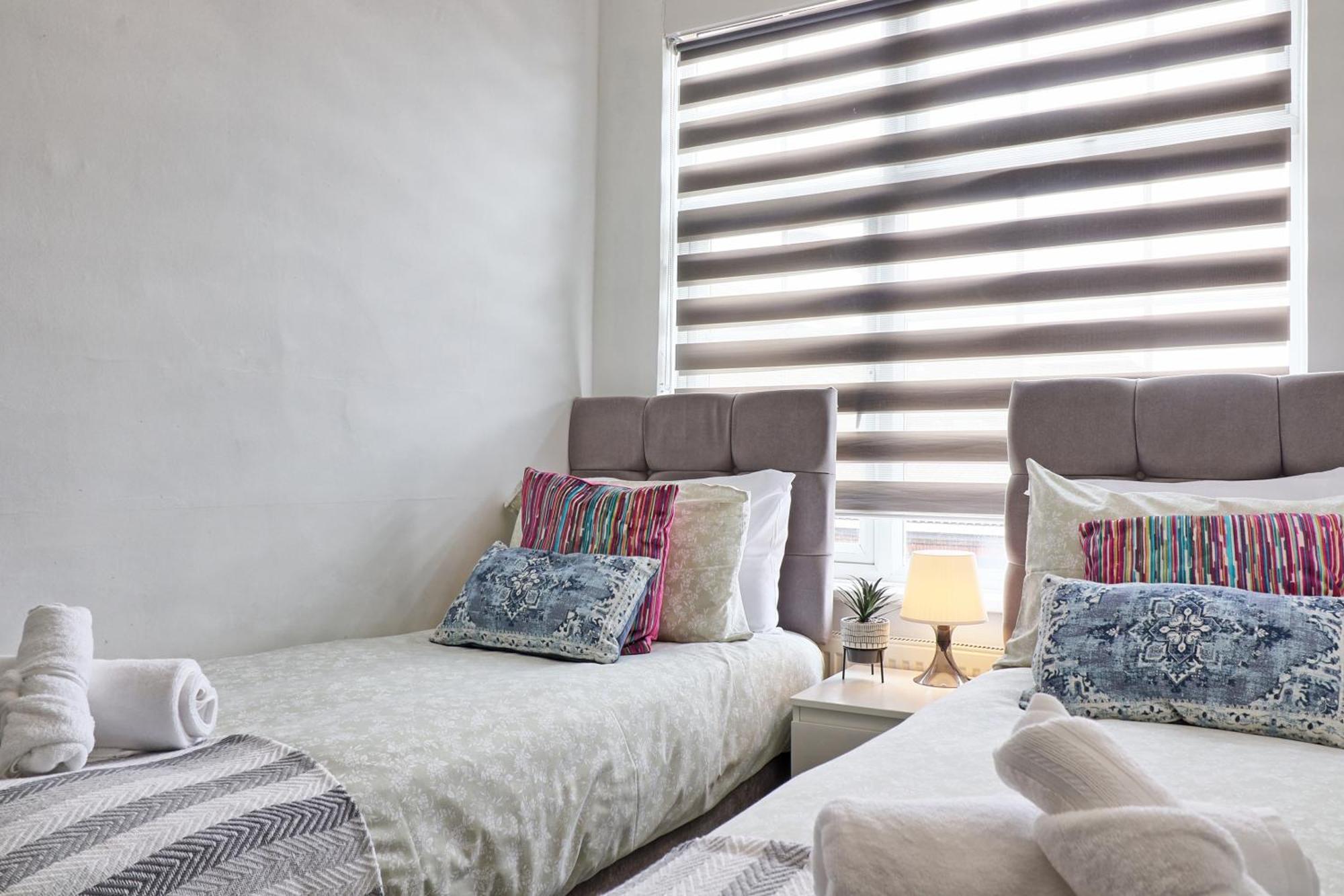 Luxury 3-Bed Apartment Near To London With Parking Hornchurch ภายนอก รูปภาพ
