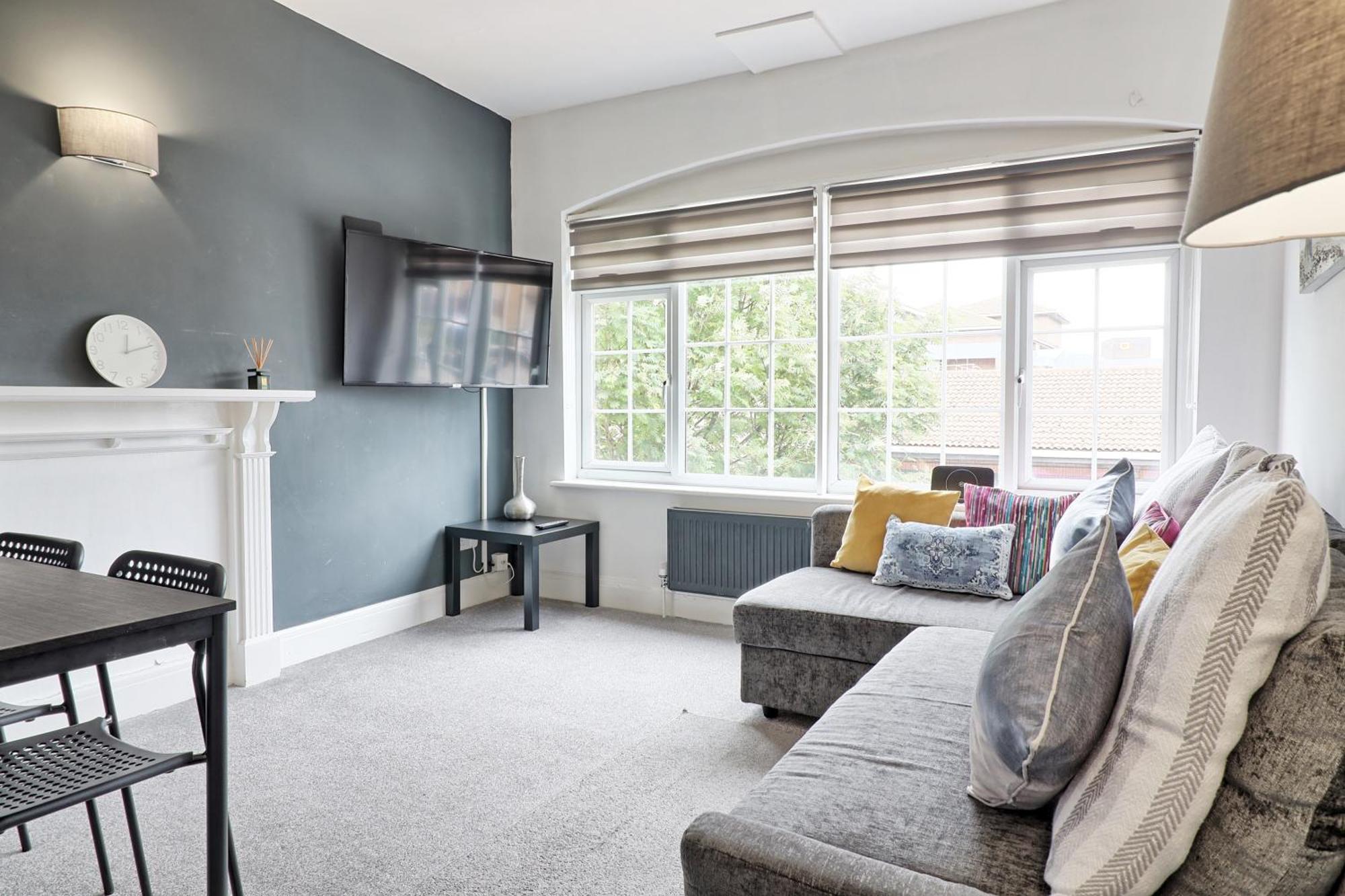 Luxury 3-Bed Apartment Near To London With Parking Hornchurch ภายนอก รูปภาพ