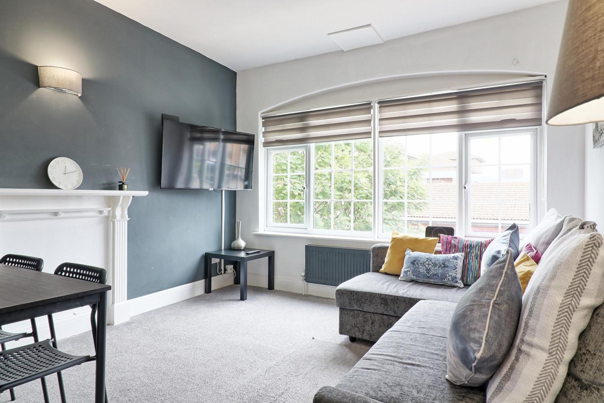 Luxury 3-Bed Apartment Near To London With Parking Hornchurch ภายนอก รูปภาพ